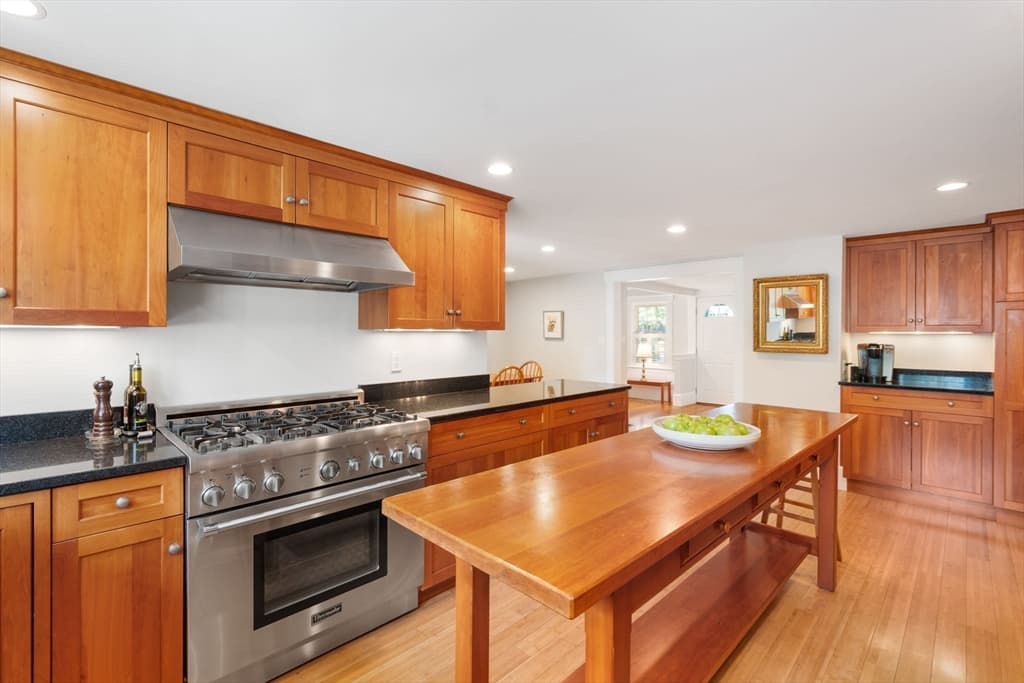 Single Family Residence at 8 Avon Rd, Wellesley MA 02482, photo 6 of 28