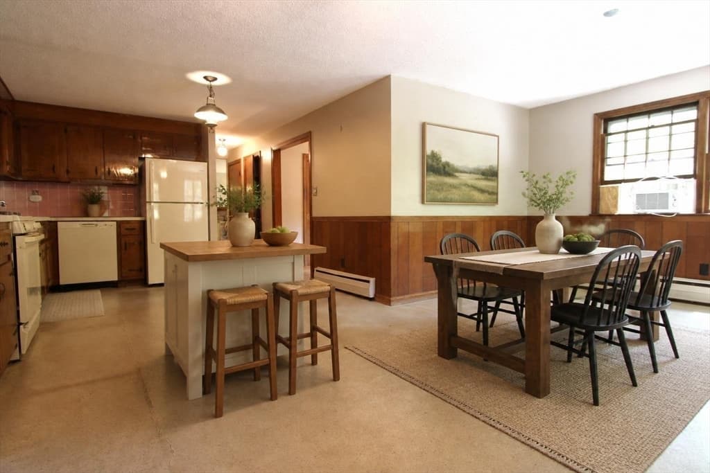 Single Family Residence at 82 Pine Valley Dr, Dracut MA 01826, photo 2 of 41