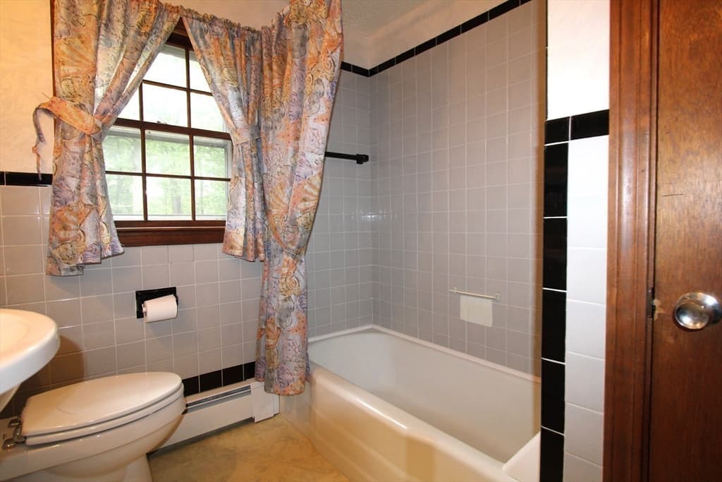 Single Family Residence at 82 Pine Valley Dr, Dracut MA 01826, photo 25 of 41