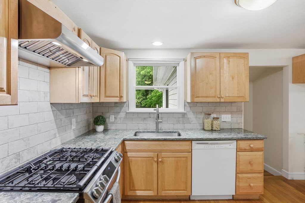 Single Family Residence at 6 Hillcrest Rd, Bedford MA 01739, photo 5 of 34