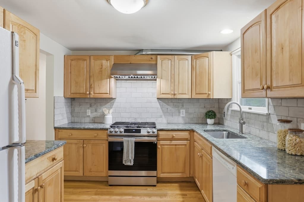 Single Family Residence at 6 Hillcrest Rd, Bedford MA 01739, photo 4 of 34