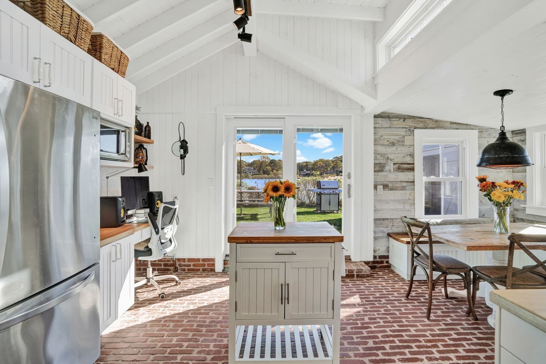 Single Family Residence at 312 East Chop Drive, Oak Bluffs MA 02557, photo 12 of 37