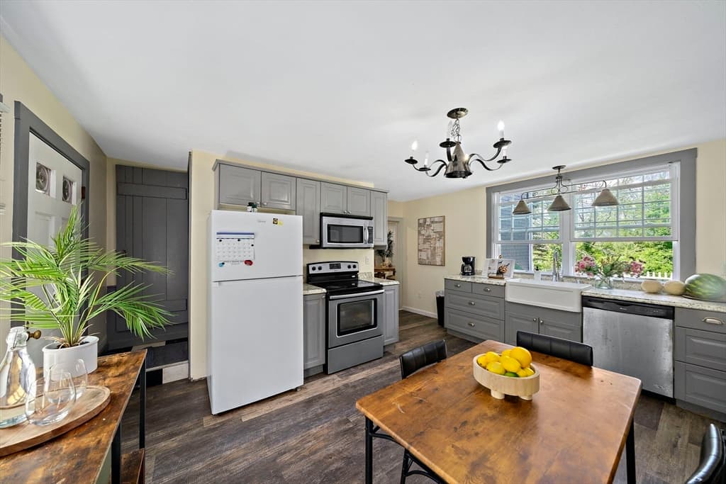 Single Family Residence at 198 Brook St, Rehoboth MA 02769, photo 5 of 42