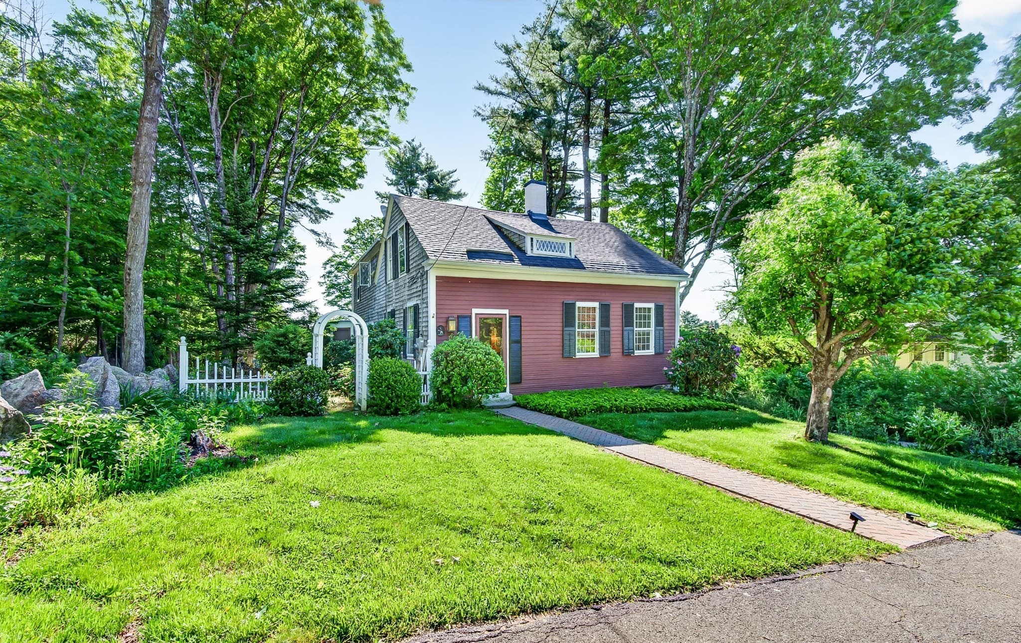 17 S Main St, Petersham MA 01366