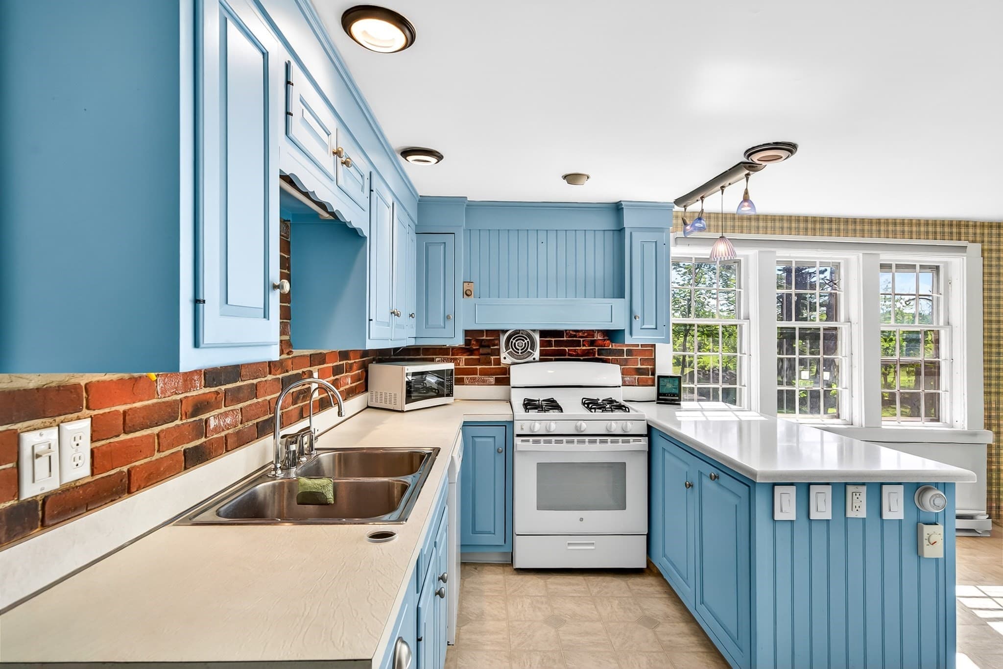 Single Family Residence at 17 S Main St, Petersham MA 01366, photo 10 of 42
