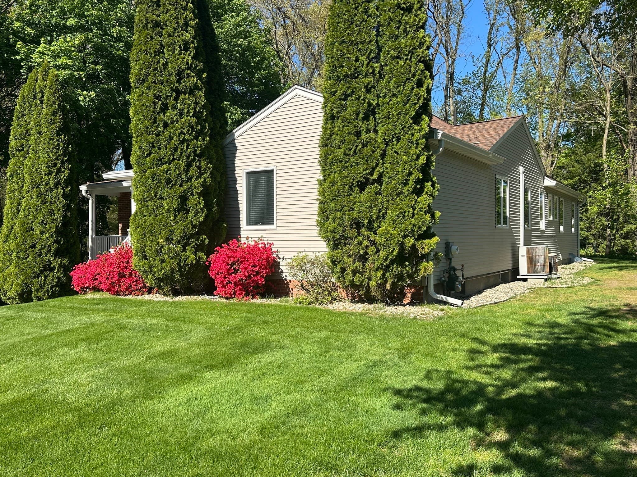 Single Family Residence at 17 Pioneer Drive, Longmeadow MA 01106, photo 4 of 31