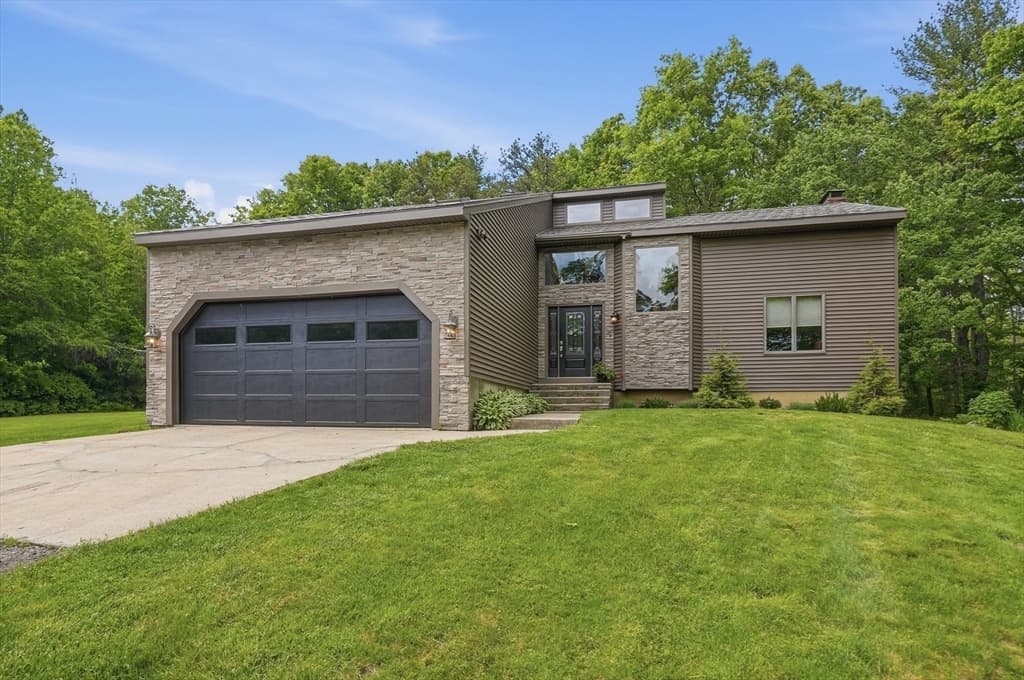 775 East Hill Road, Oakham MA 01068