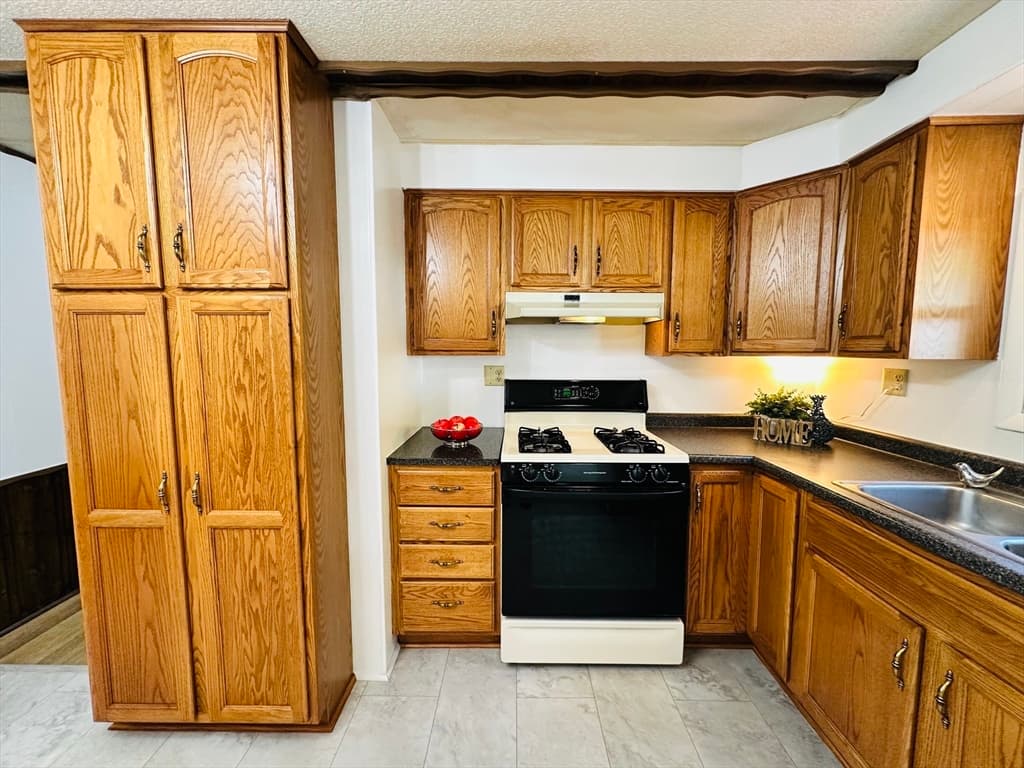 Mobile Home at 22 Contessa Dr., Springfield MA 01119, Springfield, photo 7 of 37