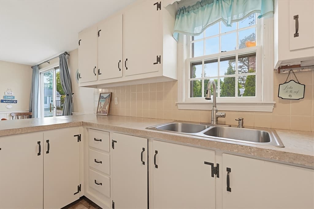 Single Family Residence at 10 Holiday Ln, Dennis MA 02639, photo 7 of 36
