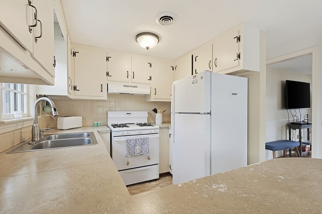 Single Family Residence at 10 Holiday Ln, Dennis MA 02639, photo 9 of 36