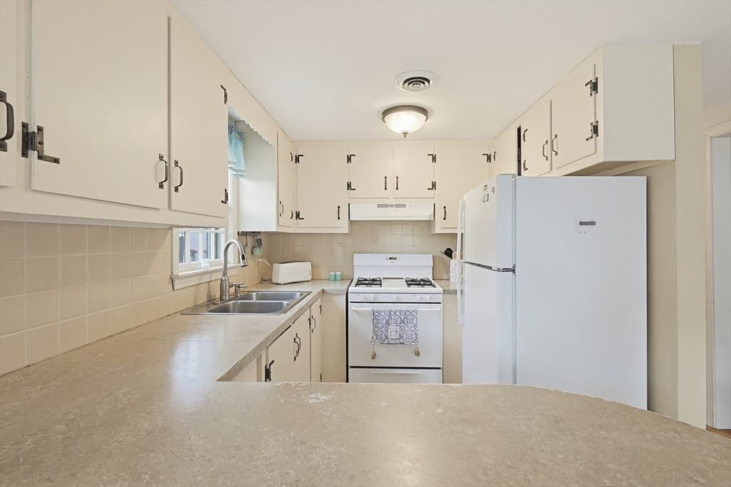 Single Family Residence at 10 Holiday Ln, Dennis MA 02639, photo 10 of 36