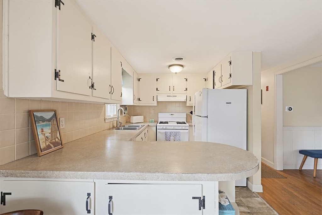 Single Family Residence at 10 Holiday Ln, Dennis MA 02639, photo 11 of 36