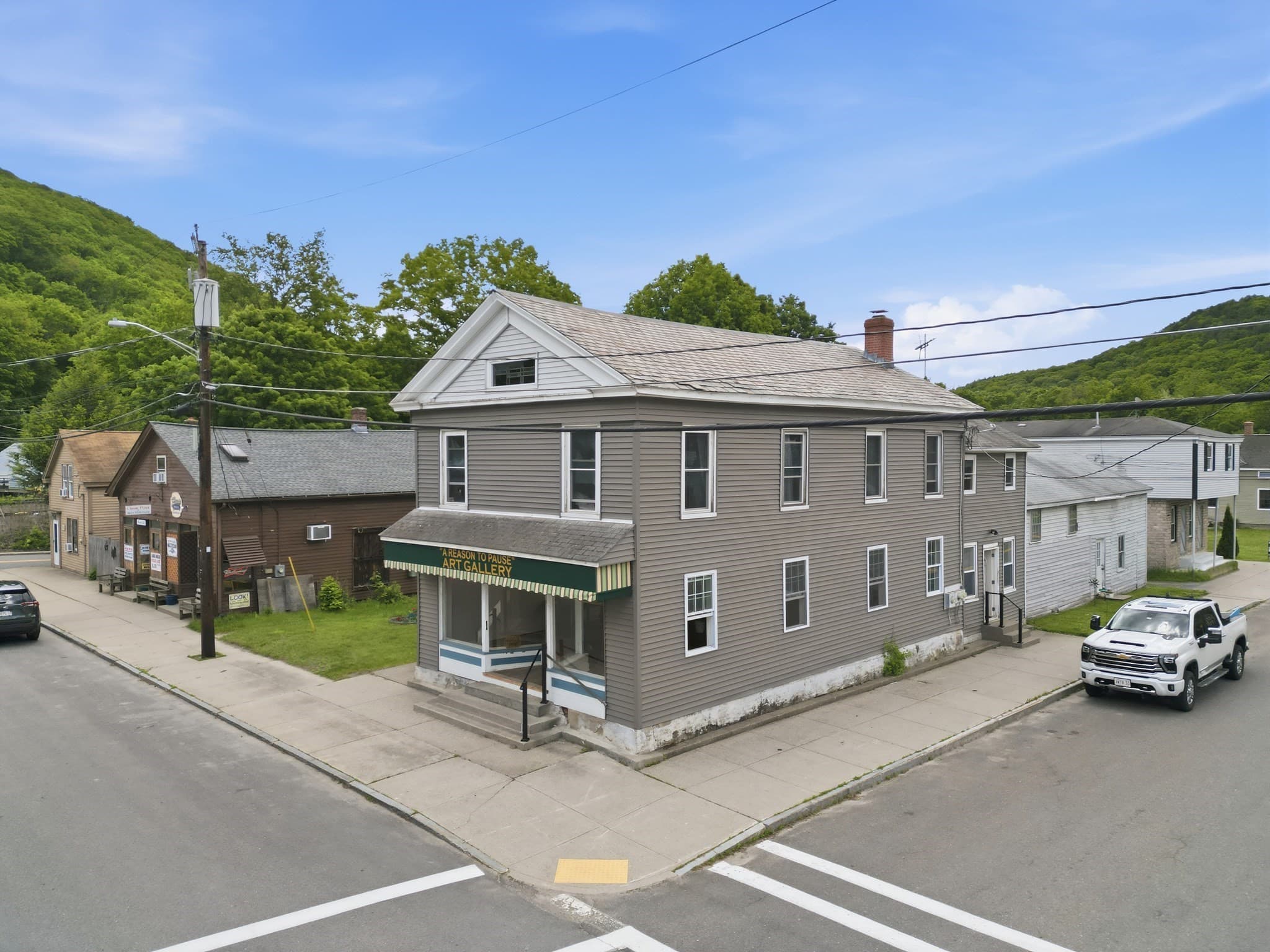 27 Main St, Chester MA 01011
