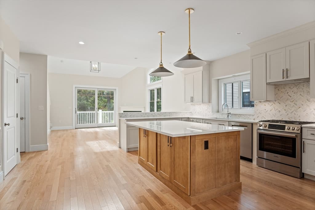 Condominium at 18 Talbot Lane # 18, Reading MA 01867, Reading, photo 5 of 33