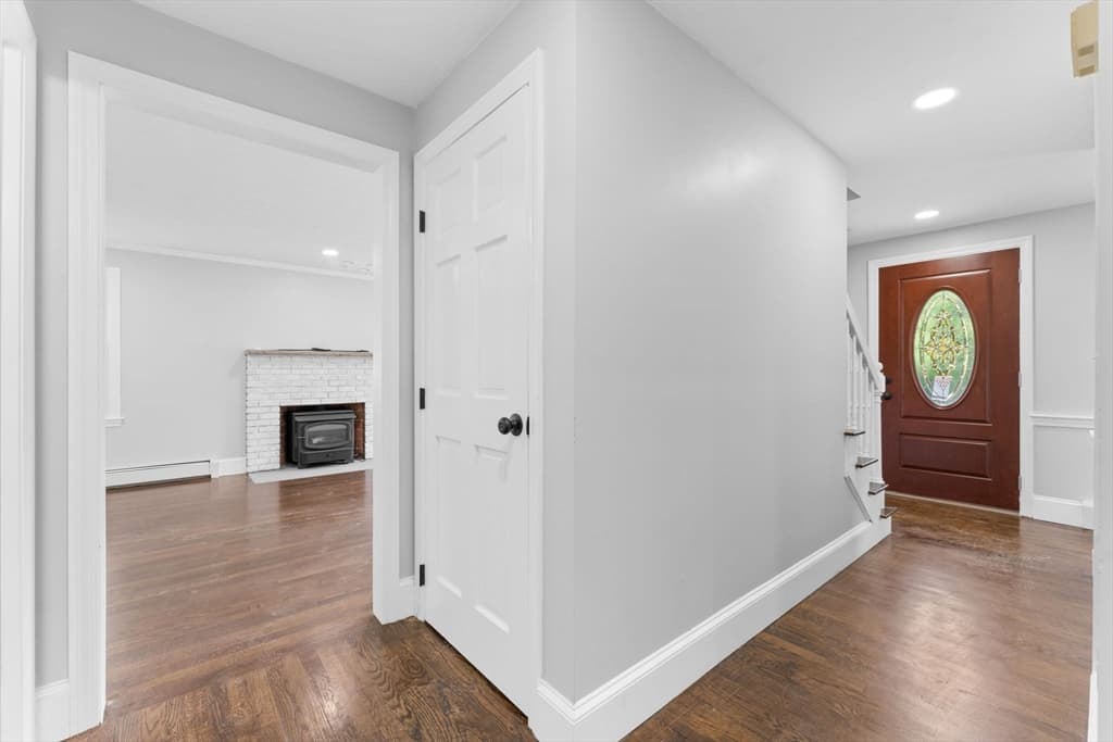 Single Family Residence at 5 Tuckoosa Cir, Bridgewater MA 02324, photo 7 of 37