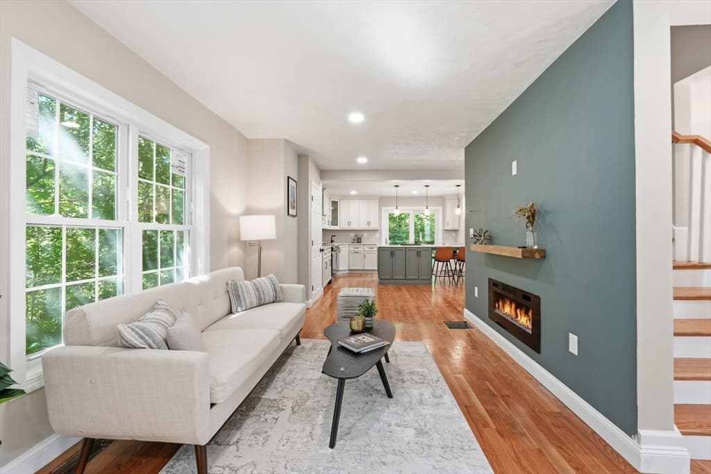Single Family Residence at 330 Leicester St, Auburn MA 01501, photo 9 of 28