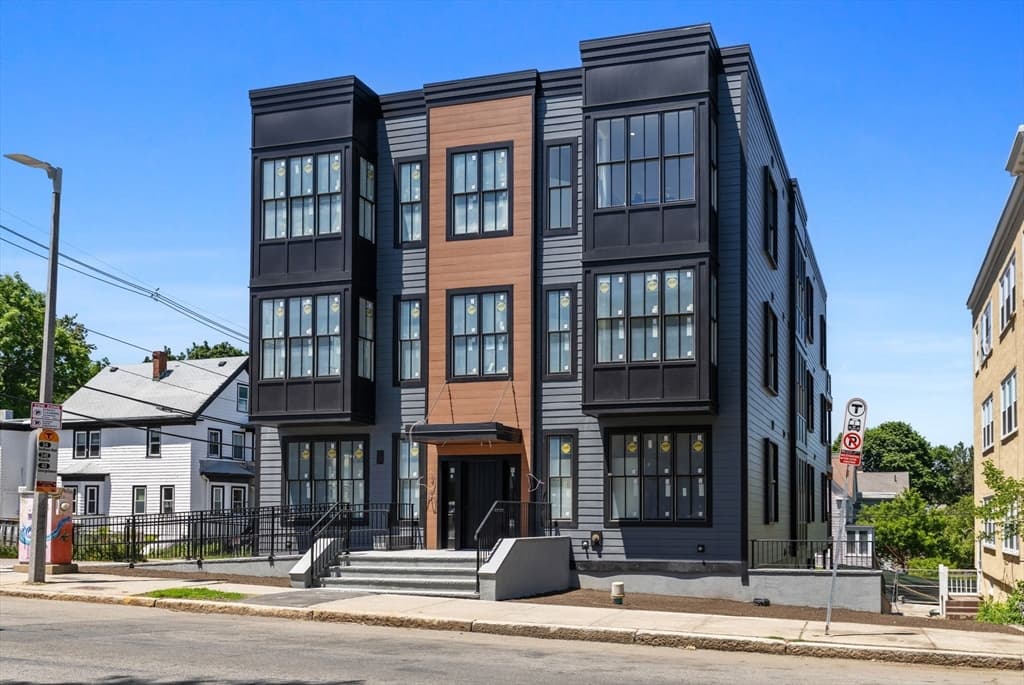 4471 Washington St # 8, Boston MA 02131