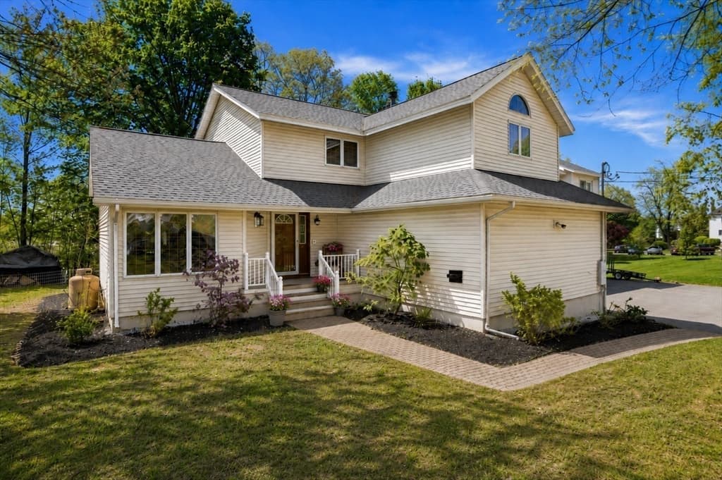 25 Thomas Pl, Leominster MA 01453