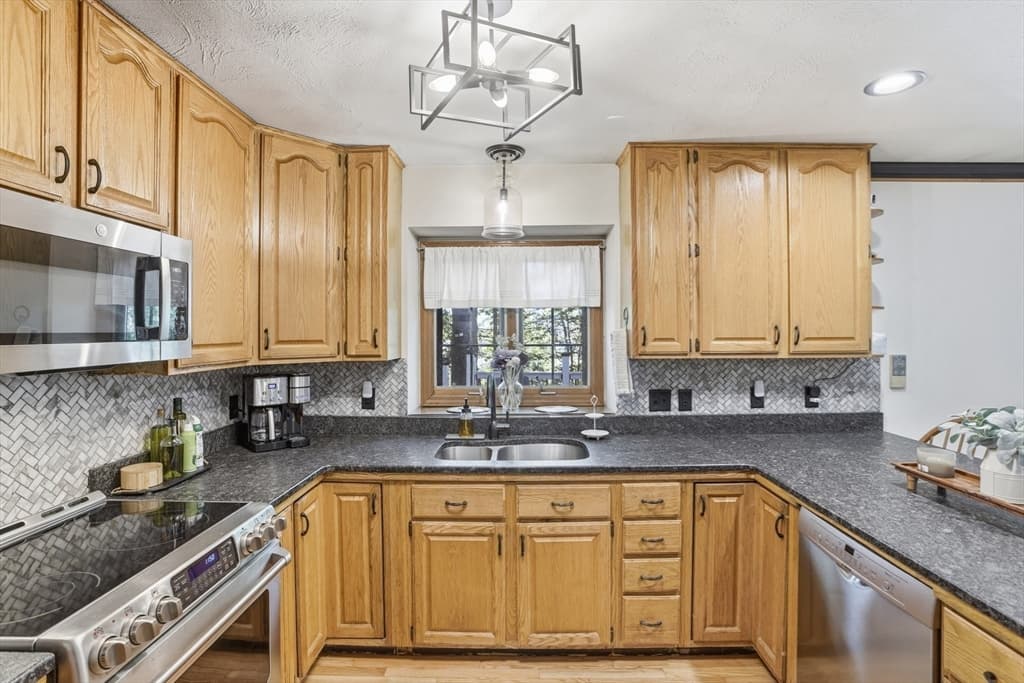 25 Thomas Pl, Leominster MA 01453 photo 10
