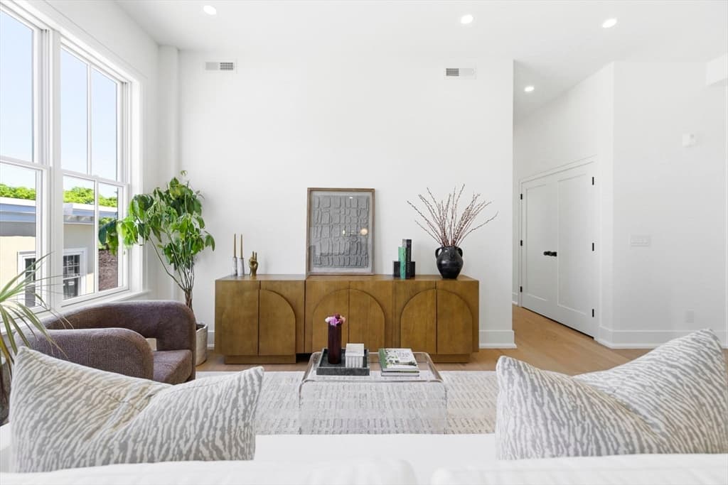 Condominium at 4471 Washington St # 1, Boston MA 02131, Boston, photo 6 of 30