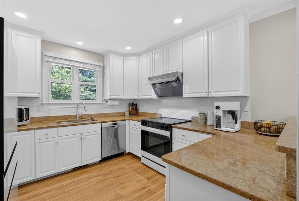 Condominium at 36 Roosevelt Rd # 36, Lexington MA 02420, Lexington, photo 8 of 23
