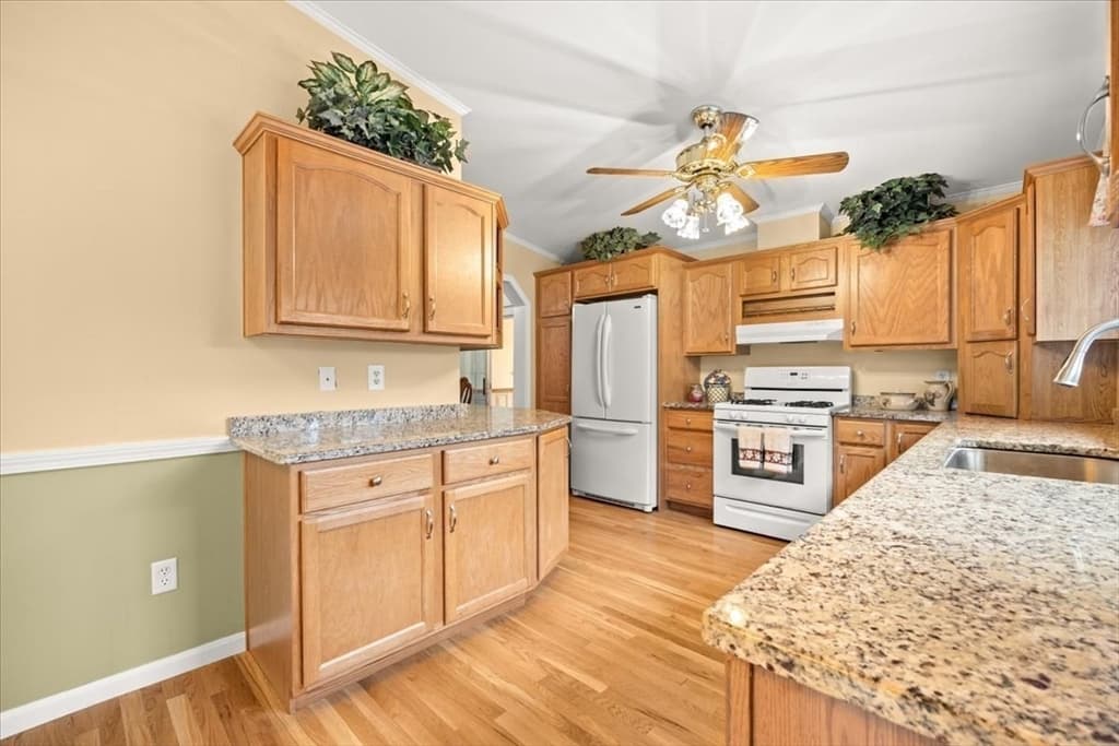 Single Family Residence at 5604 Oak Point Drive, Middleboro MA 02346, Middleboro, photo 5 of 39