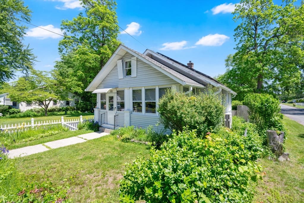 121 Merrill Rd, Springfield MA 01119 photo 2