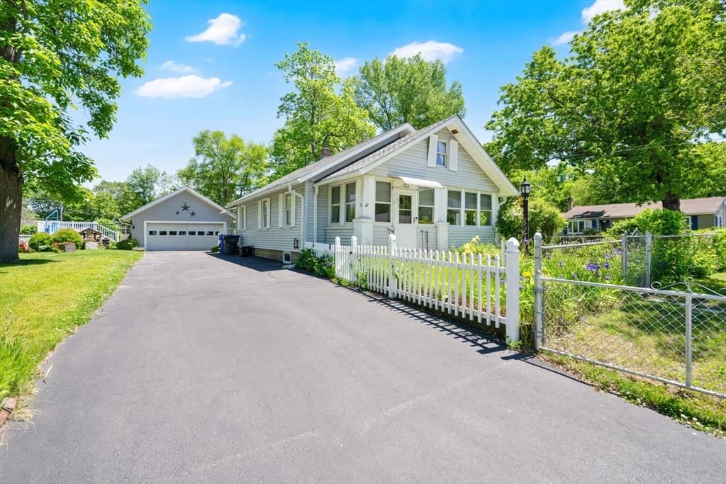 121 Merrill Rd, Springfield MA 01119 photo 3