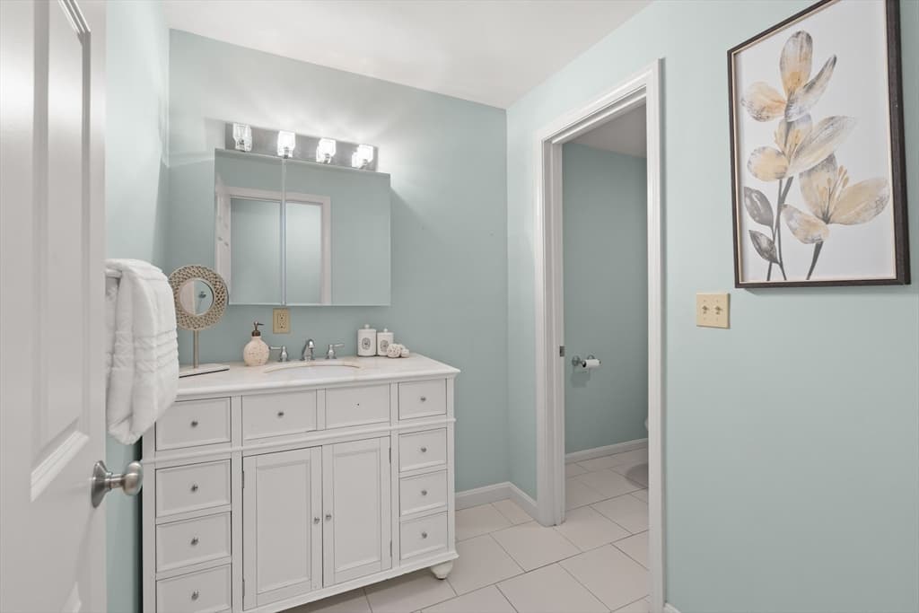 Condominium at 38 Dunham Rd # 204, Beverly MA 01915, Beverly, photo 17 of 27