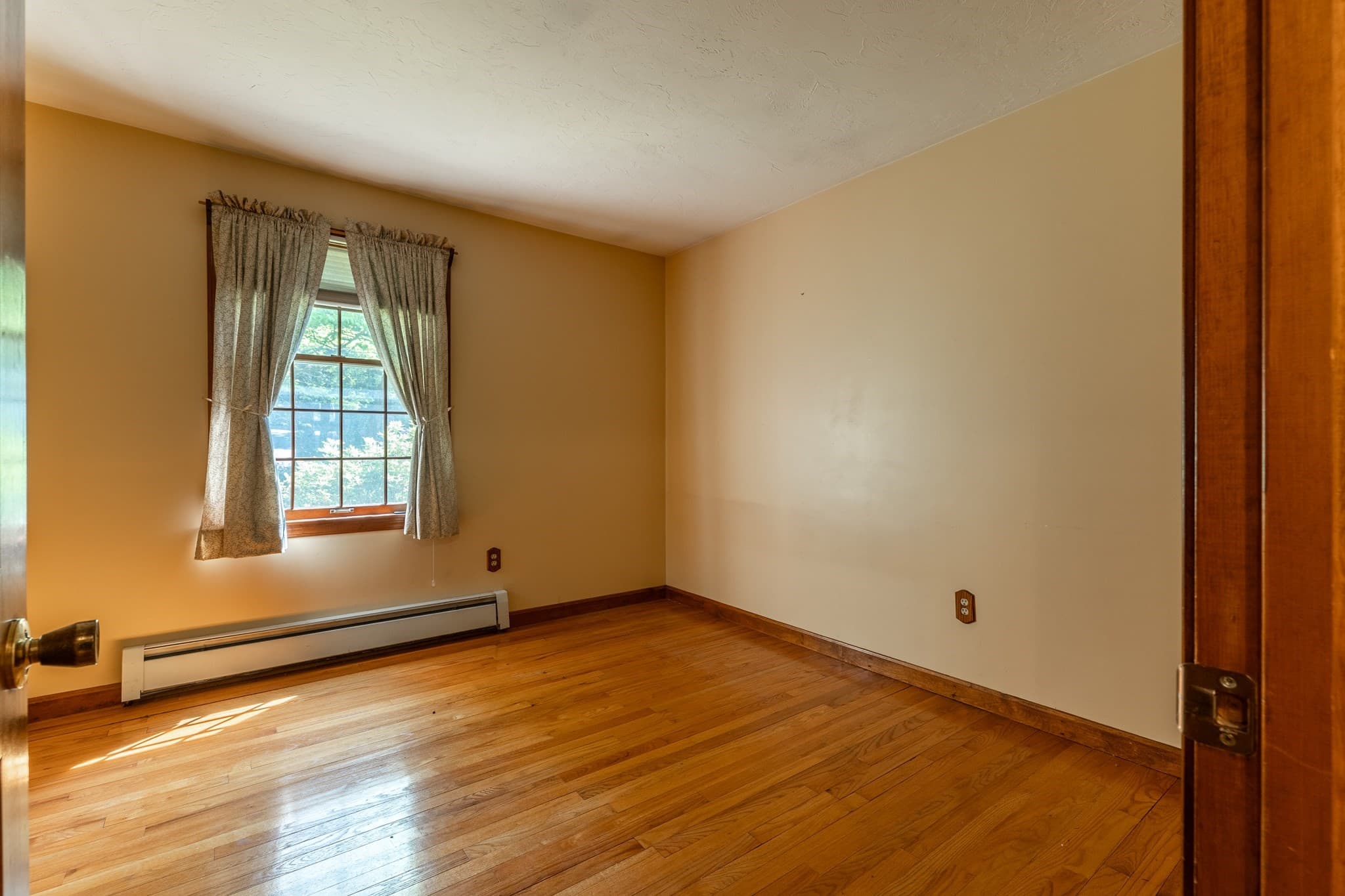 Single Family Residence at 322 Spring St, Shrewsbury MA 01545, photo 9 of 26