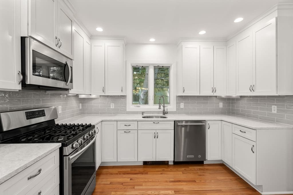 Condominium at 81 Brook Rd # 81, Weston MA 02493, Weston, photo 11 of 35