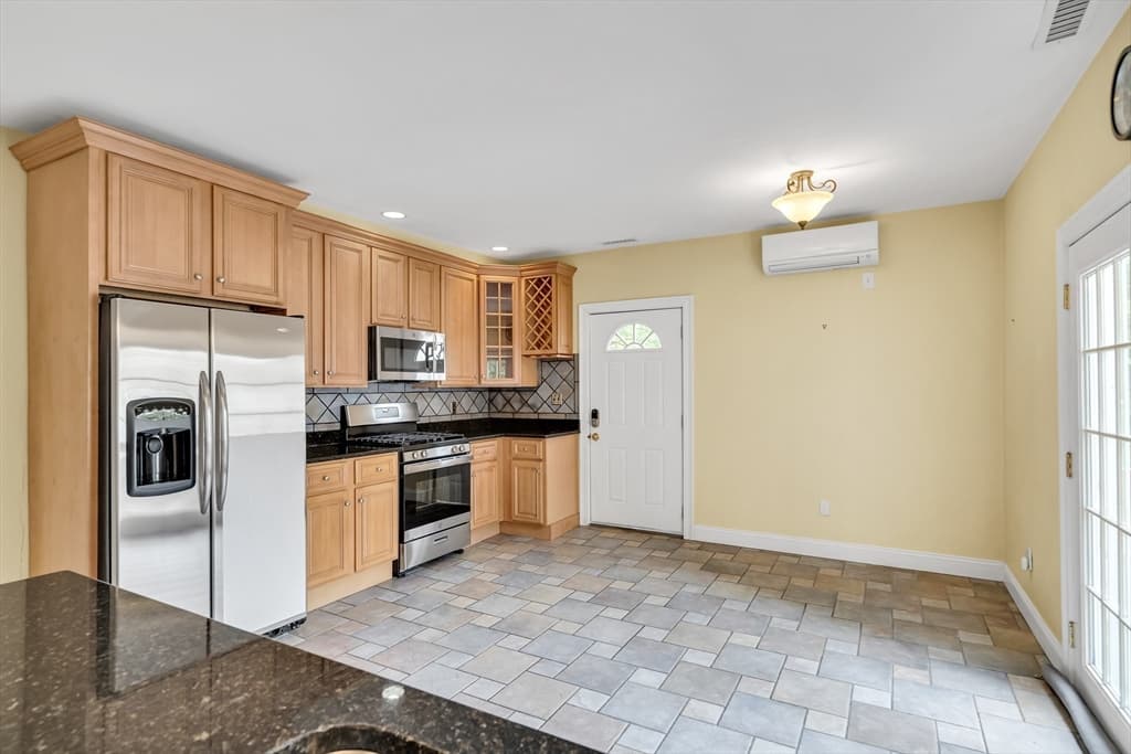 Condominium at 86 Brown St # 4, Waltham MA 02453, photo 5 of 23