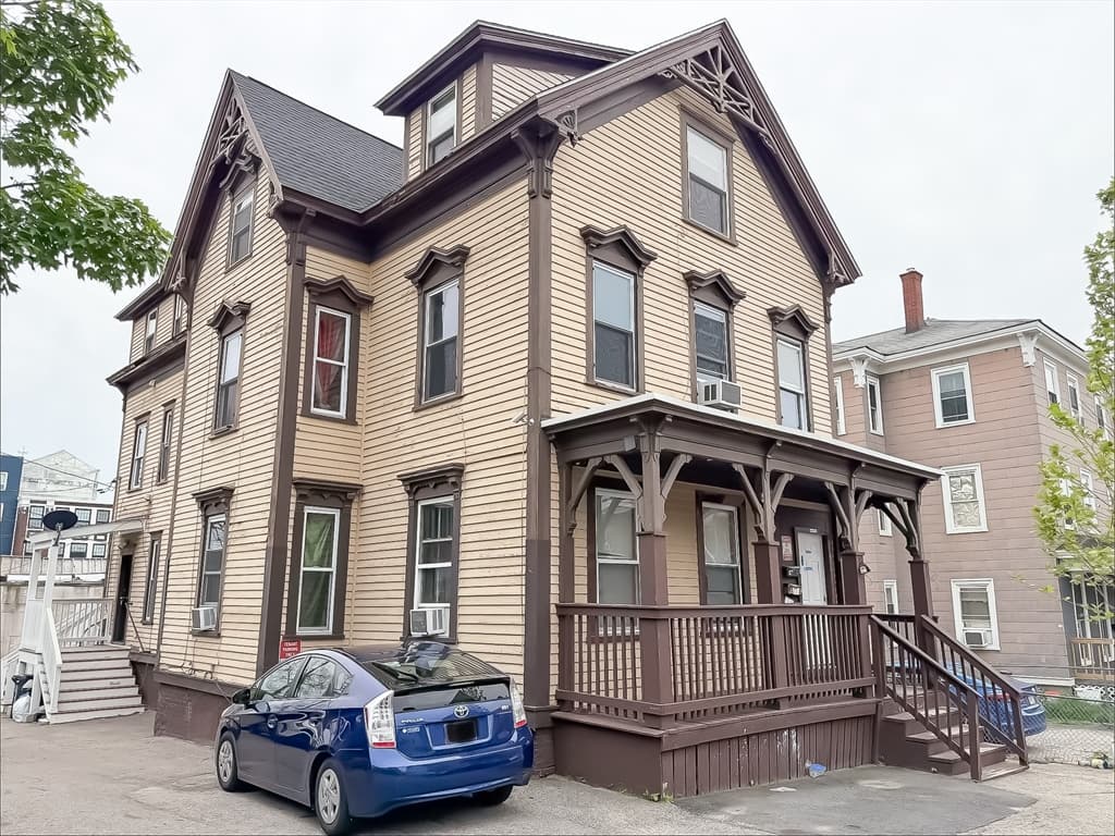127 Austin St, Worcester MA 01609