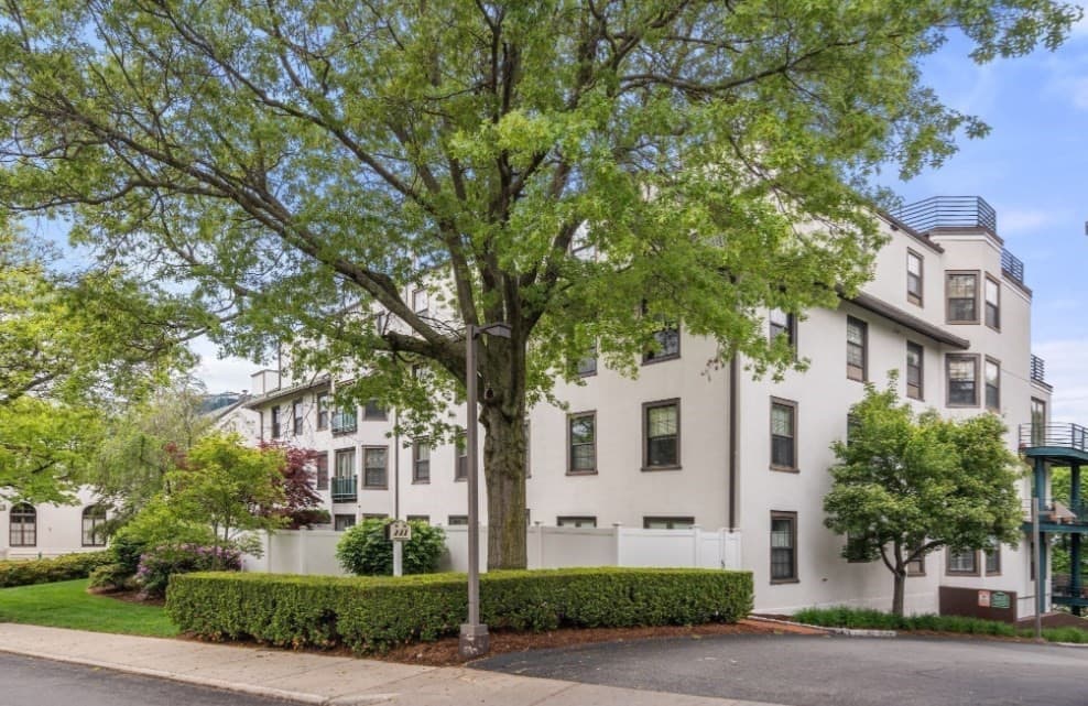227 Summit Ave # E304, Brookline MA 02446