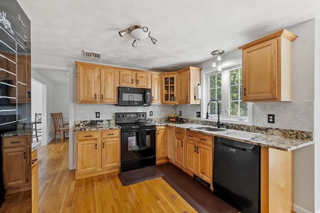 135 Jennies Way, Tewksbury MA 01876 photo 2