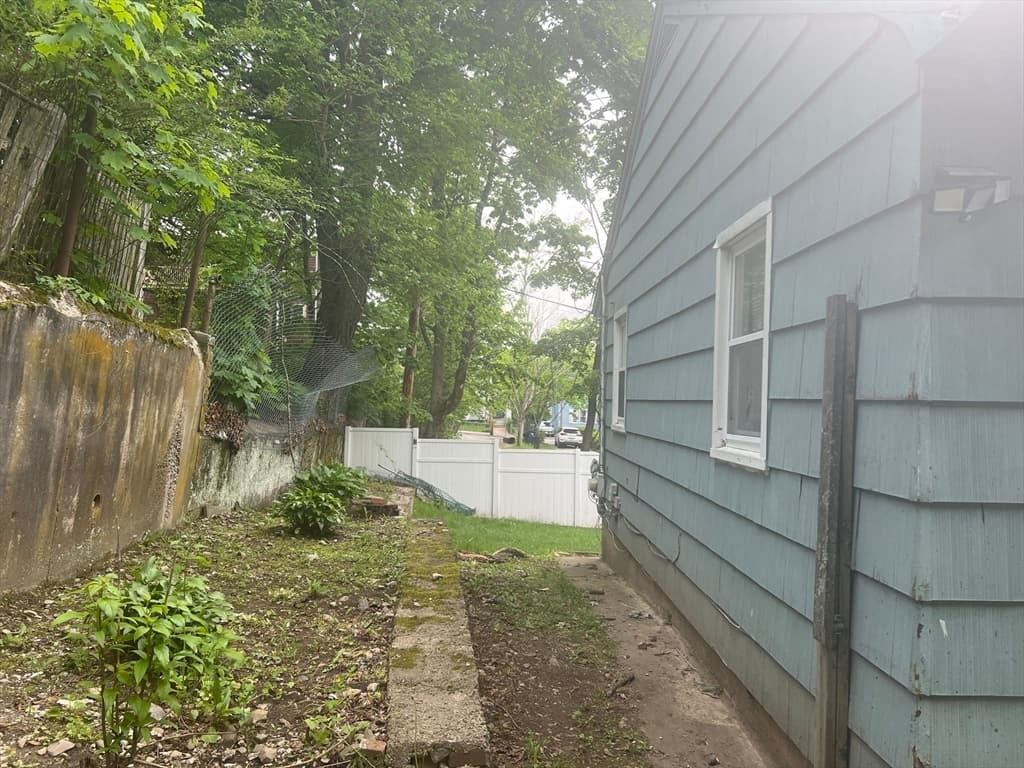 Single Family Residence at 42 Warren Ave, Boston MA 02136, photo 4 of 6