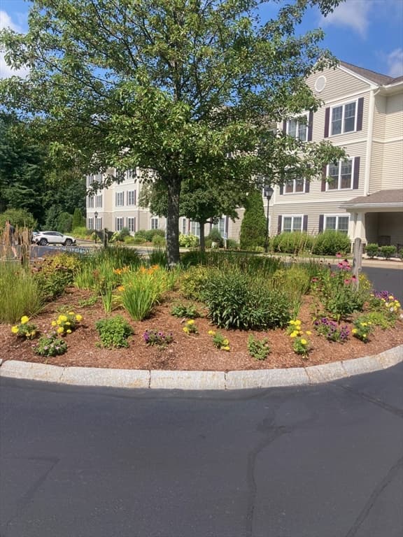 Condominium at 7 Crescent Way # 307, Sturbridge MA 01518, Sturbridge, photo 3 of 15