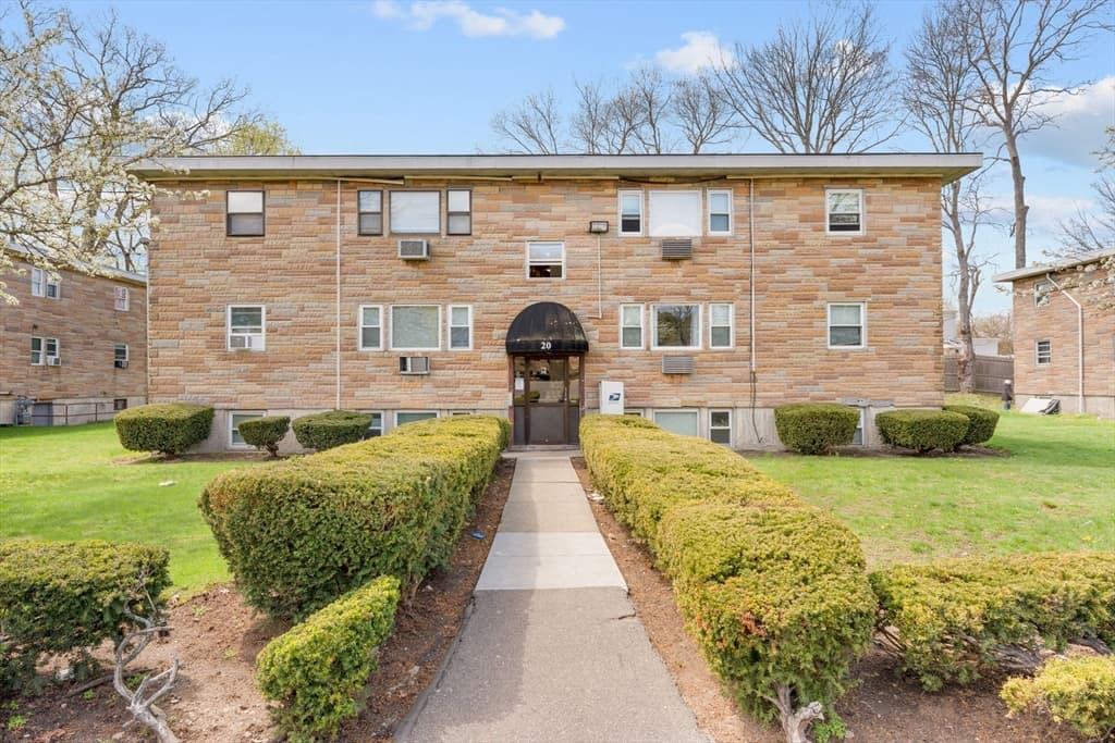 20 Auna Drive Unit 7, Brockton MA 02301