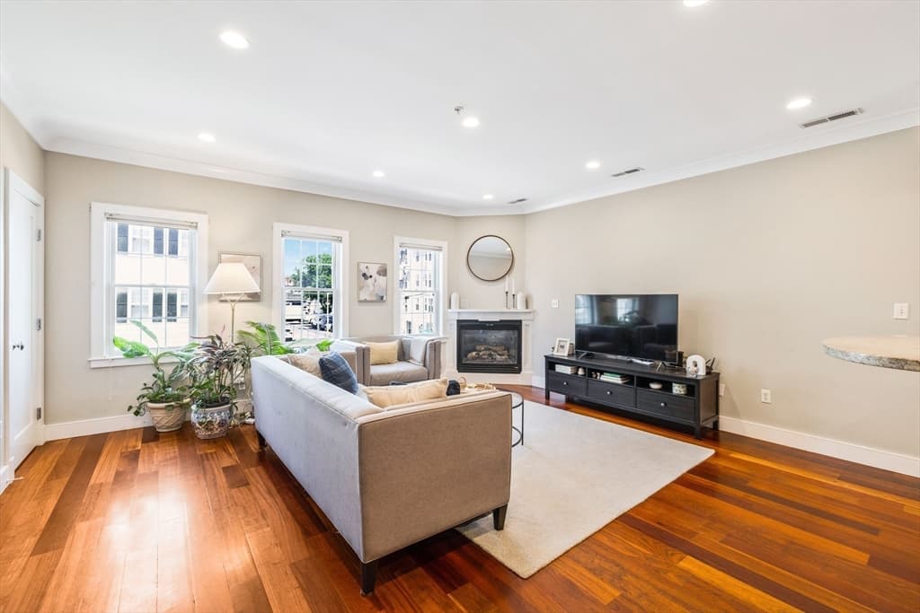109 D St # 4, Boston MA 02127