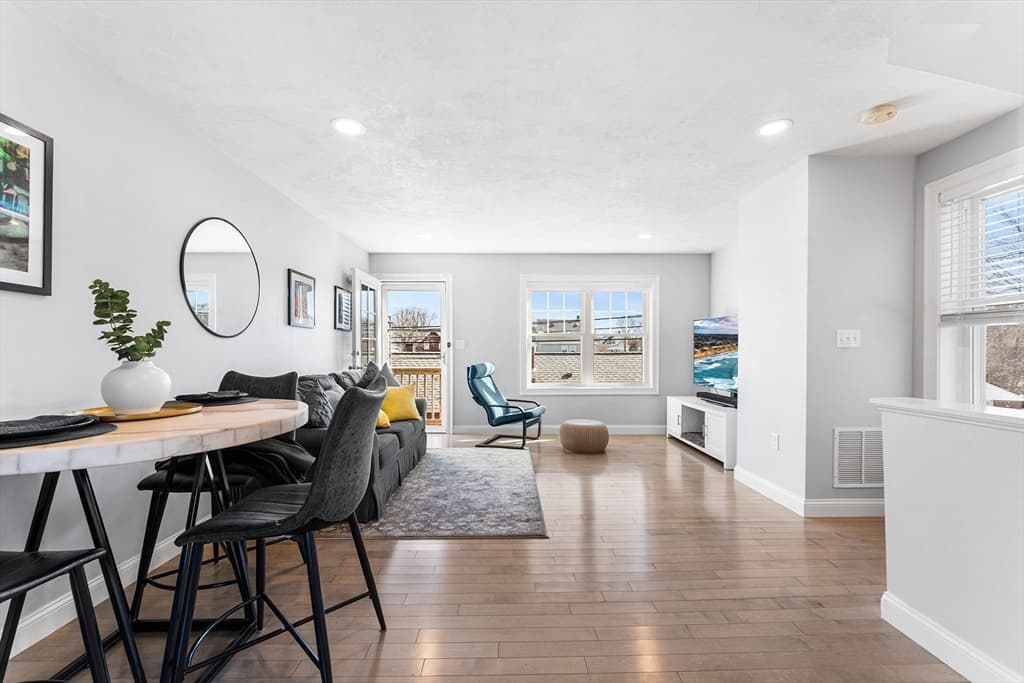 Condominium at 18 1/2 Dalton Ct, Peabody MA 01960, Peabody, photo 2 of 23