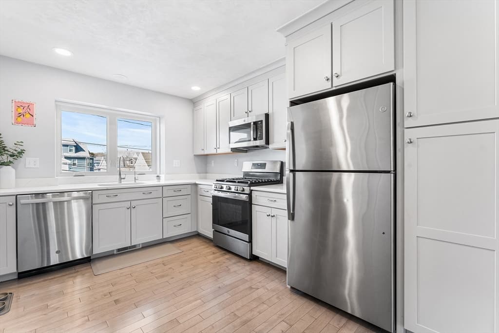 Condominium at 18 1/2 Dalton Ct, Peabody MA 01960, Peabody, photo 6 of 23
