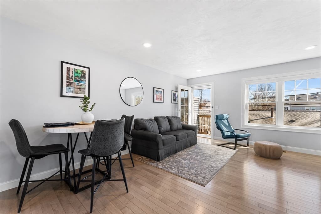 Condominium at 18 1/2 Dalton Ct, Peabody MA 01960, Peabody, photo 7 of 23