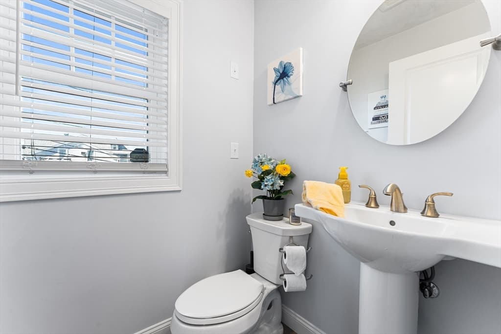 Condominium at 18 1/2 Dalton Ct, Peabody MA 01960, Peabody, photo 9 of 23