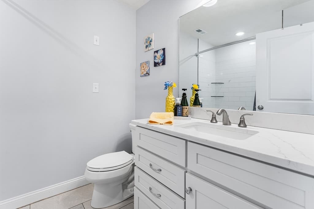 Condominium at 18 1/2 Dalton Ct, Peabody MA 01960, Peabody, photo 14 of 23