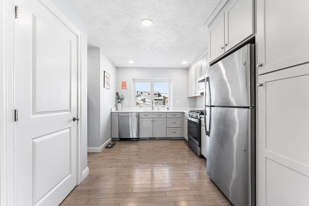 Condominium at 18 1/2 Dalton Ct, Peabody MA 01960, Peabody, photo 4 of 23
