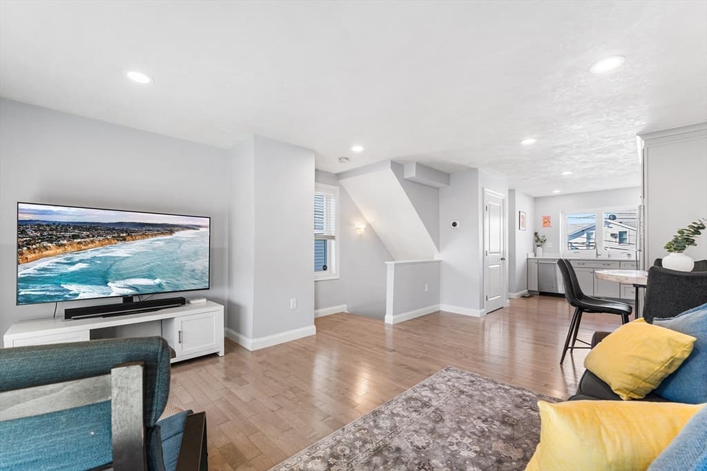 Condominium at 18 1/2 Dalton Ct, Peabody MA 01960, Peabody, photo 8 of 23