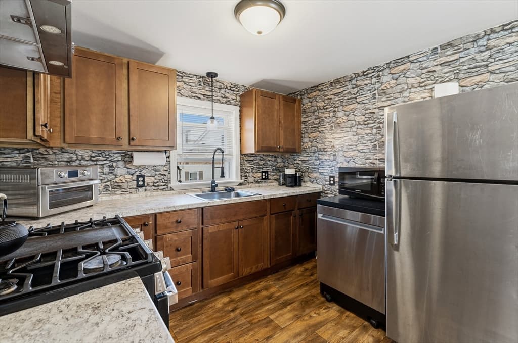 Single Family Residence at 21 Golf St, Fairhaven MA 02719, photo 3 of 28
