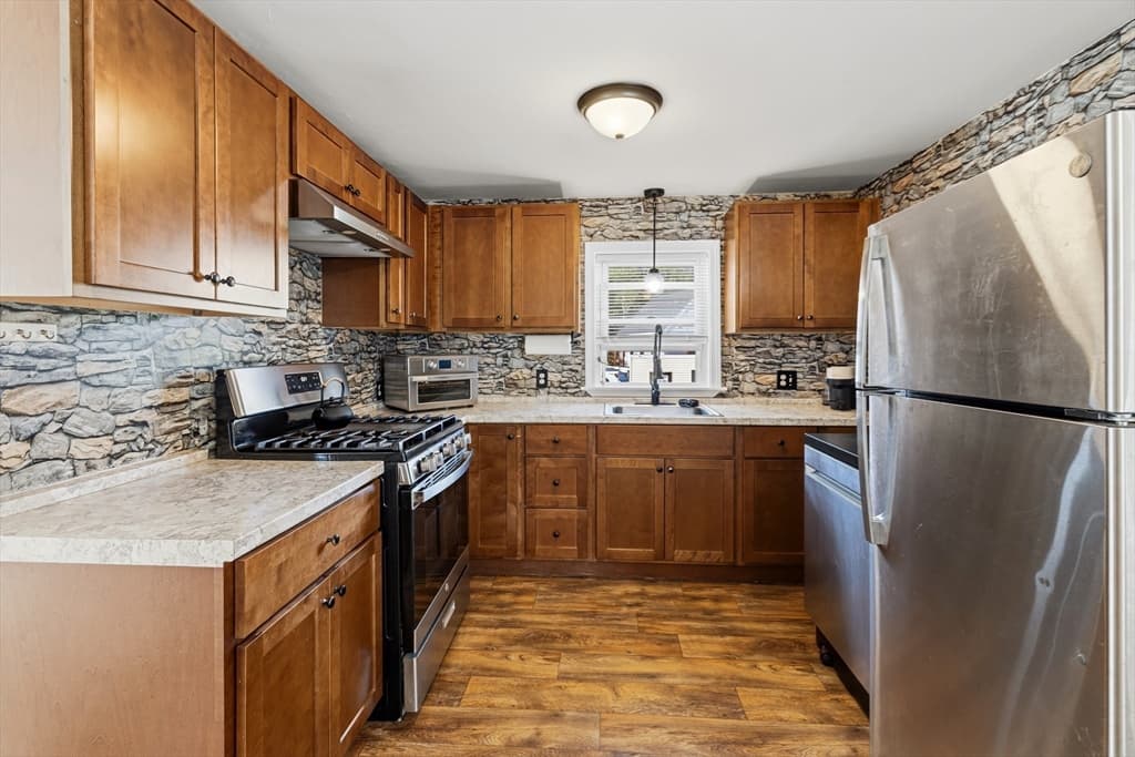 Single Family Residence at 21 Golf St, Fairhaven MA 02719, photo 4 of 28