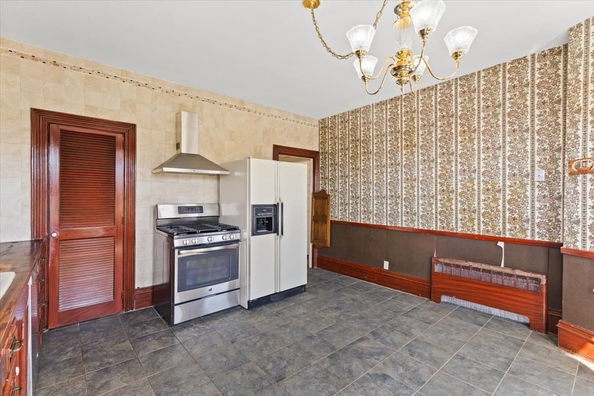 Single Family Residence at 878 Highland Ave, Fall River MA 02720, Fall River, photo 23 of 42
