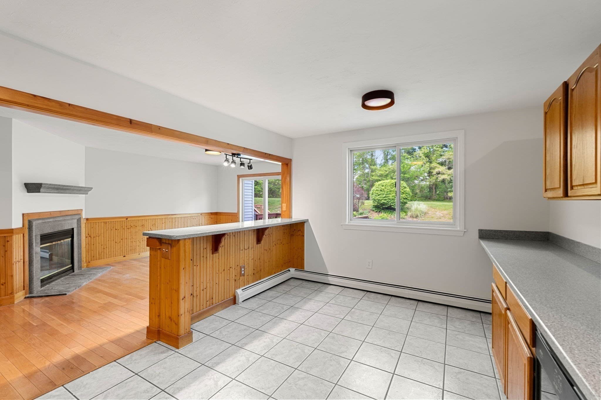 Condominium at 16 Patricia Drive # 16, Oxford MA 01537, photo 12 of 34